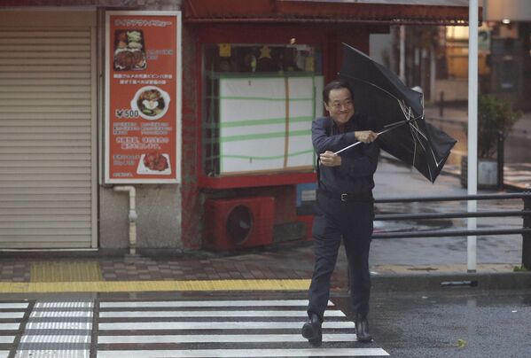 El monstruoso tifón Hagibis azota Japón - Sputnik Mundo
