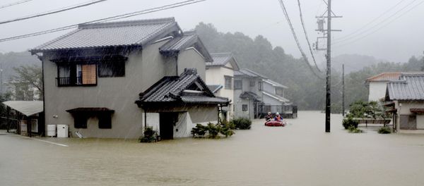Las fuertes lluvias causadas por el tifón Hagibis inundan un área residencial en Ise (Japón) - Sputnik Mundo