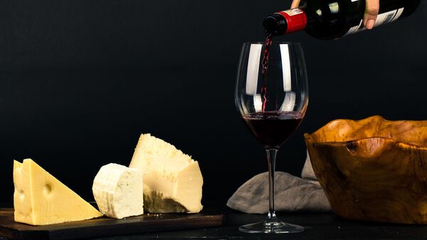 Vino y queso (imagen referencial) - Sputnik Mundo