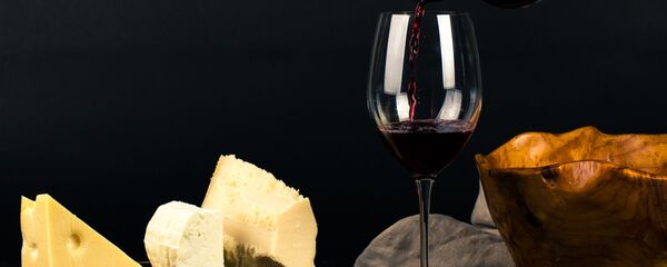 Vino y queso (imagen referencial) - Sputnik Mundo