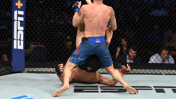 El momento en que Niko Price le da una patada a James Vick El momento en que Niko Price le da una patada a James Vick - Sputnik Mundo