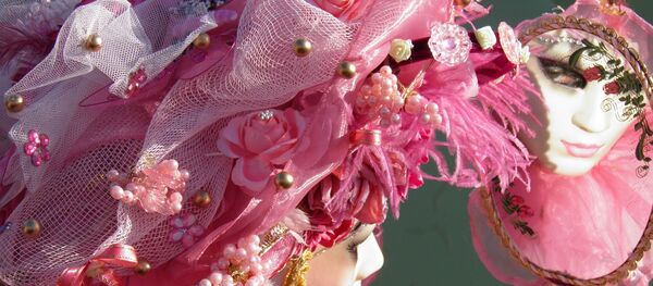 Una italiana mira en el espejo durante el carnaval de Venecia - Sputnik Mundo