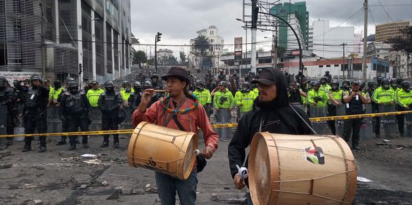 Así trabajan las brigadas médicas de voluntarios en medio de los combates quiteños - Sputnik Mundo