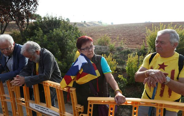 La gente cerca de la prisión donde permanecen los líderes independentistas catalanes - Sputnik Mundo