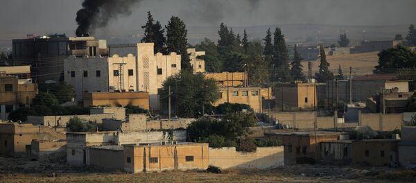 El humo sobre la ciudad siria, Tel Abiad - Sputnik Mundo