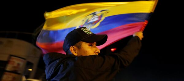 Un manifestante con la candera de Ecuador - Sputnik Mundo