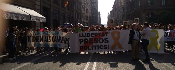 Marcha Vía Laietana en Barcelona contra la sentencia del Tribunal Supremo de España por el caso de los líderes independentistas catalanes - Sputnik Mundo