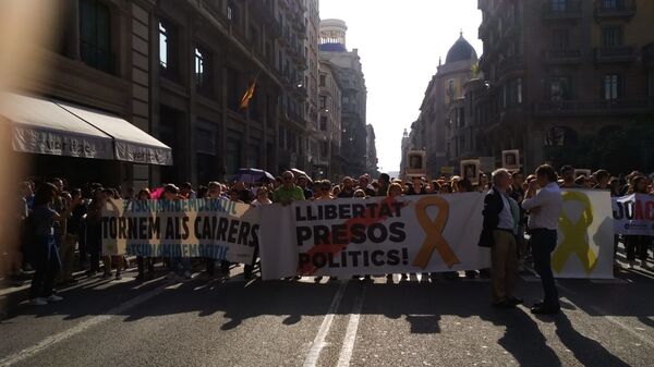 Marcha Vía Laietana en Barcelona contra la sentencia del Tribunal Supremo de España por el caso de los líderes independentistas catalanes - Sputnik Mundo