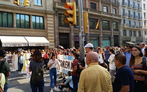 Marcha Vía Laietana en Barcelona contra la sentencia del Tribunal Supremo de España por el caso de los líderes independentistas catalanes - Sputnik Mundo