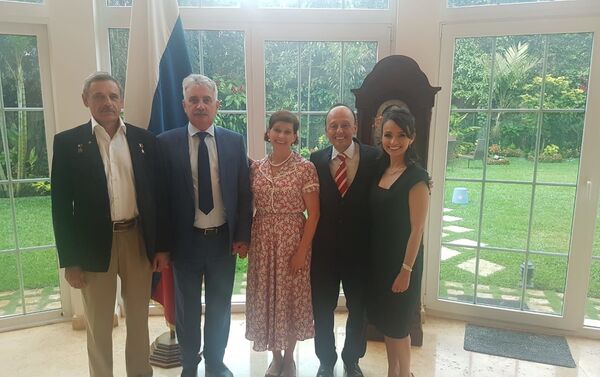 M. Kornienko (iz), embajador A. Jojolikov (c) con esposa, V. Monoiya con esposa - Sputnik Mundo