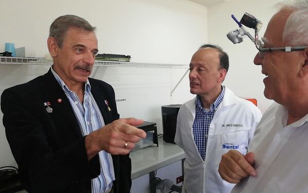 M. Kornienko con V. Montoya y Dr. R. Mejicano - Sputnik Mundo