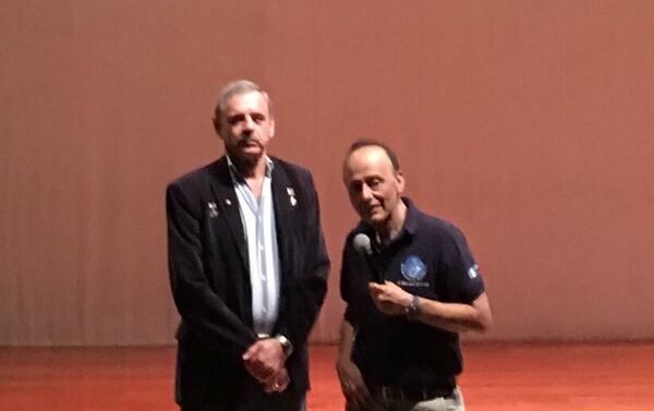 Mijail Kornienko (iz) con Vinicio Montoya - Sputnik Mundo