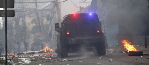 Un coche de la Policía durante las protestas en Ecuador - Sputnik Mundo