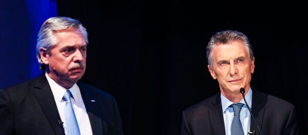 Alberto Fernández y Mauricio Macri durante el primer debate presidencial de 2019 en Argentina - Sputnik Mundo