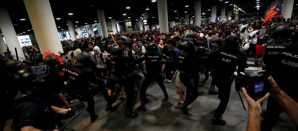 Policía catalana y los manifestantes durante las protestas en el Aeropuerto de Barcelona - Sputnik Mundo