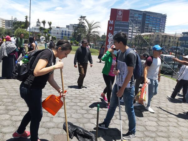 Los quiteños se vuelcan a limpiar las calles de la capital de Ecuador - Sputnik Mundo
