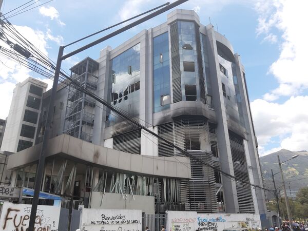 Los quiteños se vuelcan a limpiar las calles de la capital de Ecuador - Sputnik Mundo