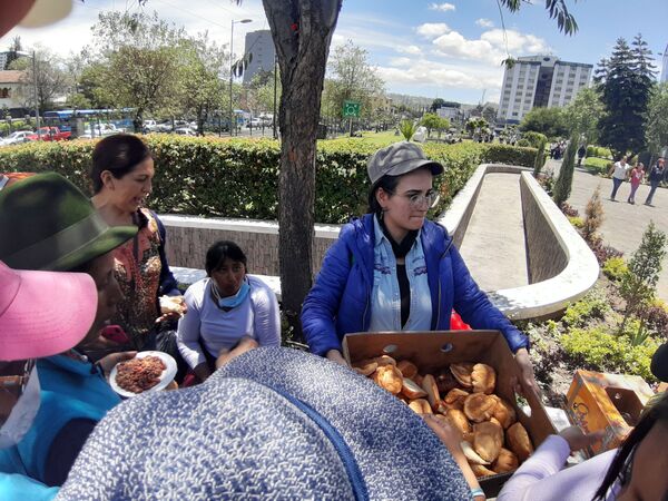 Los quiteños se vuelcan a limpiar las calles de la capital de Ecuador - Sputnik Mundo