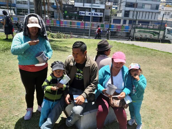 Los quiteños se vuelcan a limpiar las calles de la capital de Ecuador - Sputnik Mundo