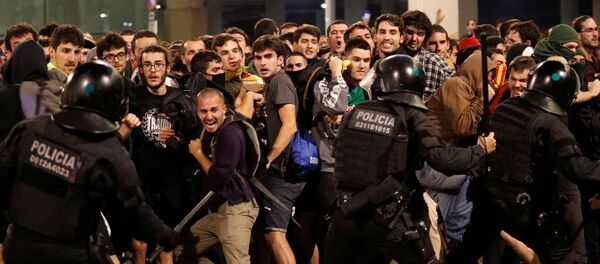 Choques entre la Policía y los manifestantes independentistas en el Aeropuerto de Barcelona-El Prat, el 14 de octubre de 2019 - Sputnik Mundo