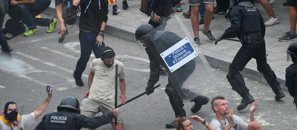 Protestas de independentistas catalanes en Barcelona, España  - Sputnik Mundo