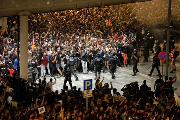 Barcelona se llena de protestas tras las polémicas condenas a los líderes catalanes
 - Sputnik Mundo