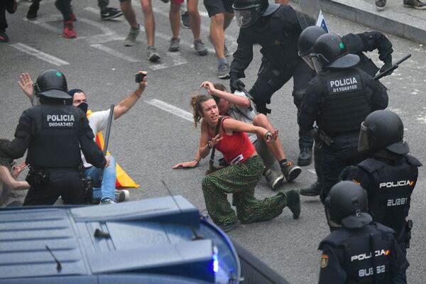 Barcelona se llena de protestas tras las polémicas condenas a los líderes catalanes
 - Sputnik Mundo