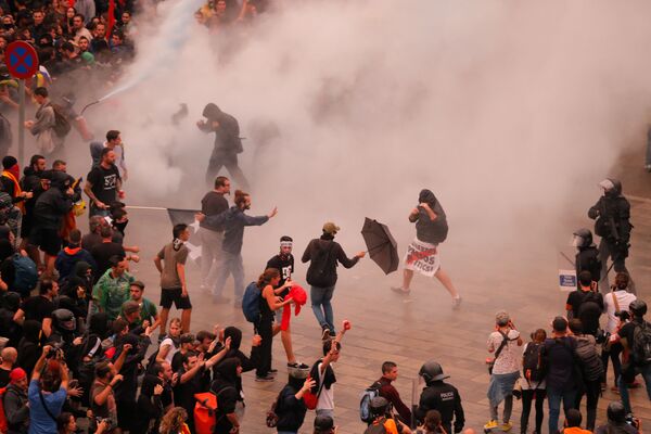 Barcelona se llena de protestas tras las polémicas condenas a los líderes catalanes
 - Sputnik Mundo