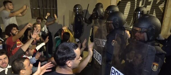 La Policía se enfrenta a los manifestantes en el aeropuerto de Barcelona y en Lleida - Sputnik Mundo