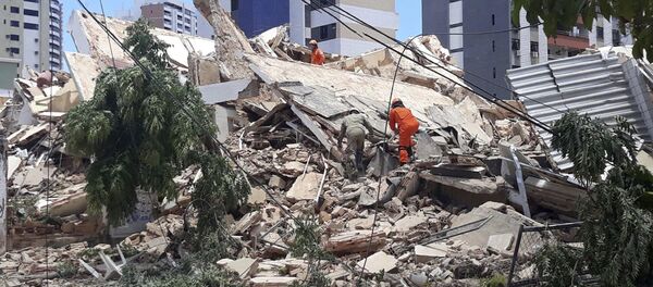 Derrumbe de un edificio de siete pisos en la ciudad brasileña de Fortaleza Derrumbe de un edificio de siete pisos en la ciudad brasileña de Fortaleza - Sputnik Mundo