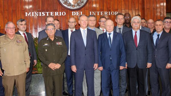 Nikolái Pátrushev con su delegción en la sede del Ministerio de Interior en La Habana, junto a los generales cubanos Alvaro López Miera,  y Julio C. Gandarilla - Sputnik Mundo