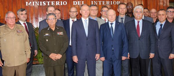 Nikolái Pátrushev con su delegción en la sede del Ministerio de Interior en La Habana, junto a los generales cubanos Alvaro López Miera,  y Julio C. Gandarilla - Sputnik Mundo
