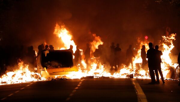 Incendios en Barcelona durante las masivas protestas en contra de la sentencia a los líderes independentistas, el 15 de octubre de 2019  - Sputnik Mundo