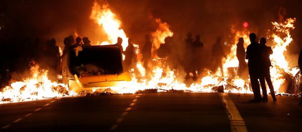 Incendios en Barcelona durante las masivas protestas en contra de la sentencia a los líderes independentistas, el 15 de octubre de 2019  - Sputnik Mundo