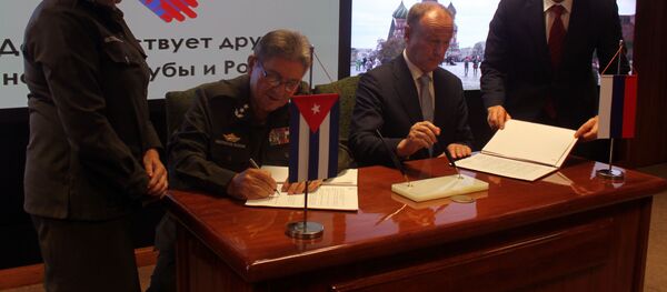 Nikolái Pátrushev (derecha)  junto al vicealmirante cubano Julio Gandarilla, ministro del Interior - Sputnik Mundo