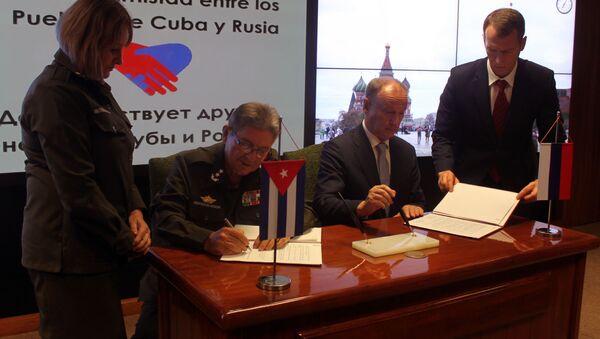 Nikolái Pátrushev (derecha)  junto al vicealmirante cubano Julio Gandarilla, ministro del Interior - Sputnik Mundo