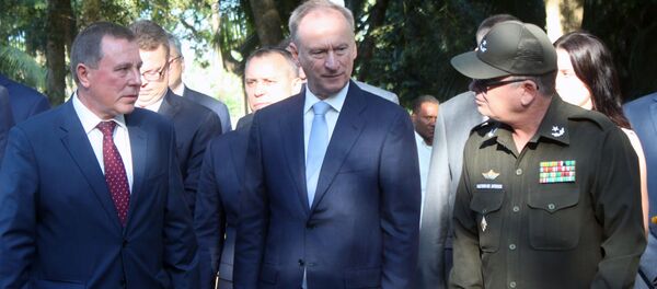 El embajador ruso en La Habana, Andréi Guskov, el secretario del Consejo de Seguridad de Rusia, Nikolái Pátrushev, y el general Álvaro López Miera, viceministro primero de las Fuerzas Armadas El embajador ruso en La Habana, Andréi Guskov, el secretario del Consejo de Seguridad de Rusia, Nikolái Pátrushev, y el general Álvaro López Miera, viceministro primero de las Fuerzas Armadas - Sputnik Mundo