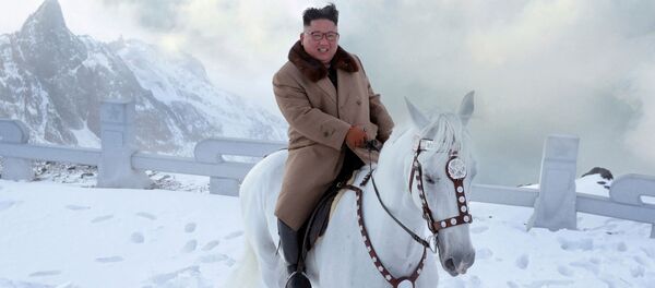 El líder norcoreano, Kim Jong-un, cabalgó cerca del punto más alto de la península de Corea - Sputnik Mundo