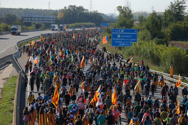 El presidente catalán se incorpora a una de las marchas que se dirigen a Barcelona - Sputnik Mundo