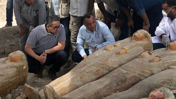 Antiguos ataúdes de colores con inscripciones y dibujos en la ciudad egipcia de Luxor - Sputnik Mundo