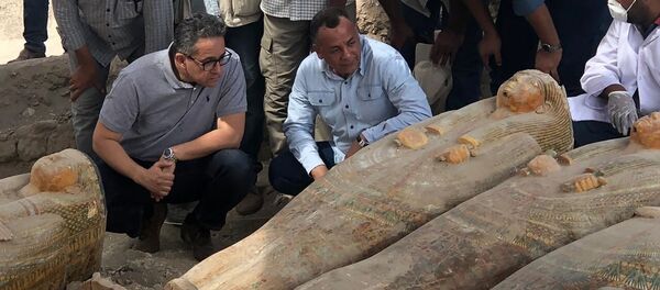 Antiguos ataúdes de colores con inscripciones y dibujos en la ciudad egipcia de Luxor Antiguos ataúdes de colores con inscripciones y dibujos en la ciudad egipcia de Luxor - Sputnik Mundo