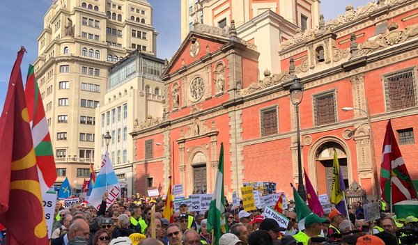 Miles de jubilados llegan a Madrid para reclamar al Gobierno pensiones dignas (fotos, vídeo) - Sputnik Mundo