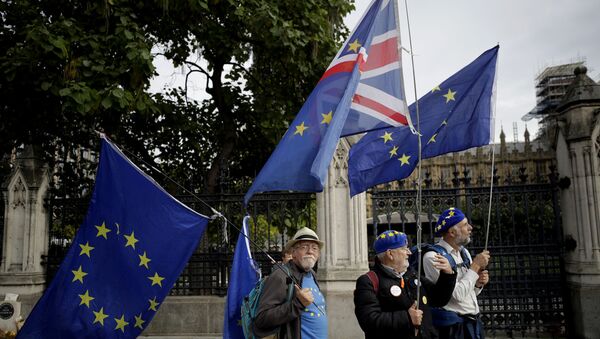 Las banderas del Reino Unido y la UE - Sputnik Mundo