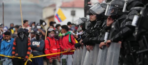 Policía ecuatoriana durante las protestas en Quito - Sputnik Mundo