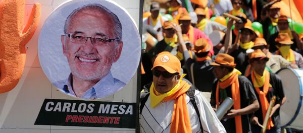 Retrato de Carlos Mesa y partidarios del candidato presidencial boliviano - Sputnik Mundo