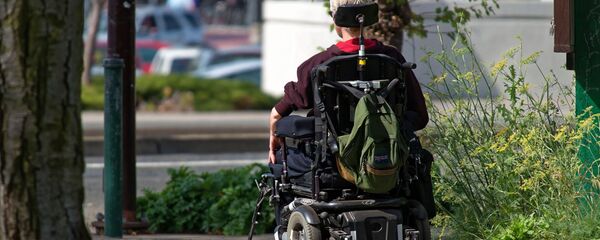 Un hombre en una silla de ruedas robótica (imagen referencial) - Sputnik Mundo
