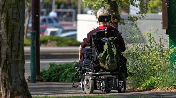 Un hombre en una silla de ruedas robótica (imagen referencial) - Sputnik Mundo