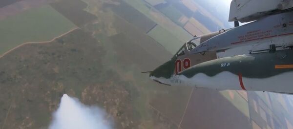 Así los Su-25SM3 eliminan los sistemas de defensa aérea en un vuelo vertiginoso - Sputnik Mundo