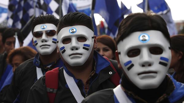 Unas máscaras con los logotipos y colores del partido político MAS (Movimiento Al Socialismo) - Sputnik Mundo