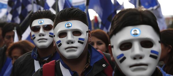 Unas máscaras con los logotipos y colores del partido político MAS (Movimiento Al Socialismo) - Sputnik Mundo